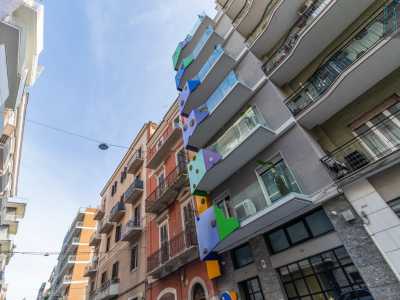 Come per il palazzo di piazza Umberto anche in questo caso l�edificio si trova affiancato da una rossa palazzina neoclassica e da un immobile residenziale della met� del secolo scorso, creando un contrastante quanto bizzarro mix architettonico